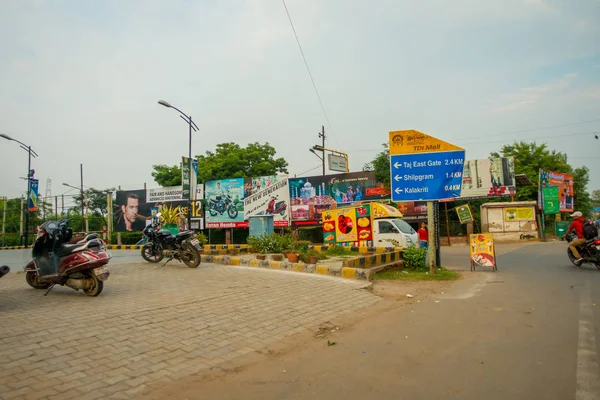 Agra, India - 20 settembre 2017: Consigli pubblici informativi sui prodotti con alcune moto parcheggiate nella città di Agra in India — Foto Stock