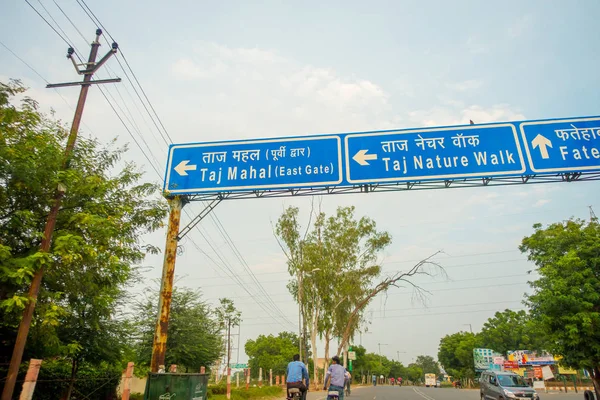 Agra, Índia - 20 de setembro de 2017: Sinal informativo com palavras brancas em fundo azul de ubicação de cidades na cidade de Agra, na Índia — Fotografia de Stock