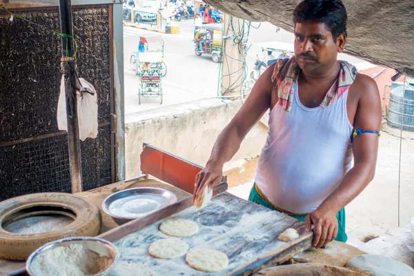 Jaipur, Hindistan - 20 Eylül 2017: Hint Gıda Mutfak Jaipur, Hindistan yanlarında, bazı malzeme ile ahşap bir masa üzerinde yemek kimliği belirsiz adam