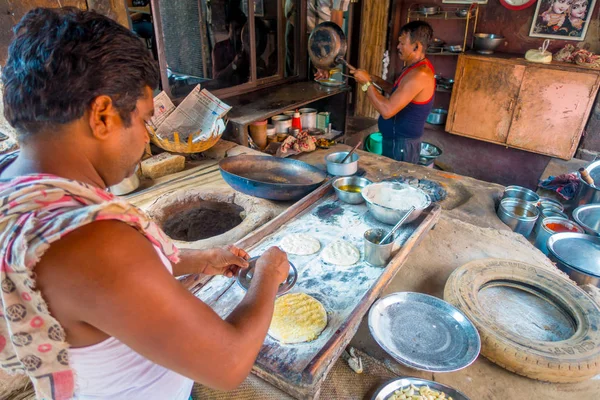 Jaipur, Hindistan - 20 Eylül 2017: Hint Gıda Mutfak Jaipur, Hindistan yanlarında, bazı malzeme ile ahşap bir masa üzerinde yemek kimliği belirsiz iki kişi