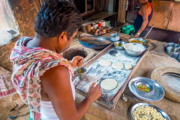 Jaipur, Hindistan - 20 Eylül 2017: Hint Gıda Mutfak Jaipur, Hindistan yanlarında, bazı malzeme ile ahşap bir masa üzerinde yemek kimliği belirsiz iki kişi