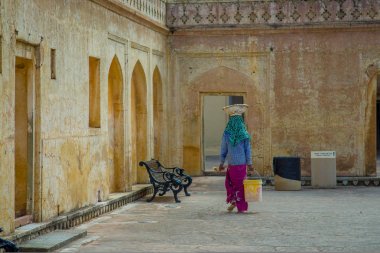 Amber, Hindistan - 19 Eylül 2017: Amber, Hindistan sokaklarında Amber Fort şehirde içinde yürüyor iken ain taşıyan kimliği belirsiz kadının kafasını bir sepet yakın çekim