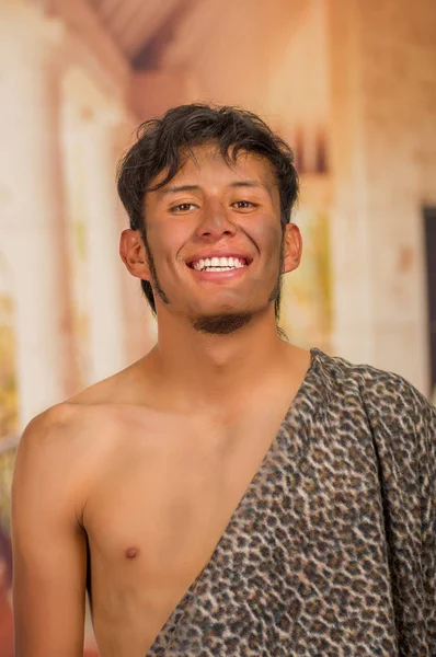 Primer plano del gracioso hombre prehistórico sonriendo a la cámara en un fondo borroso —  Fotos de Stock