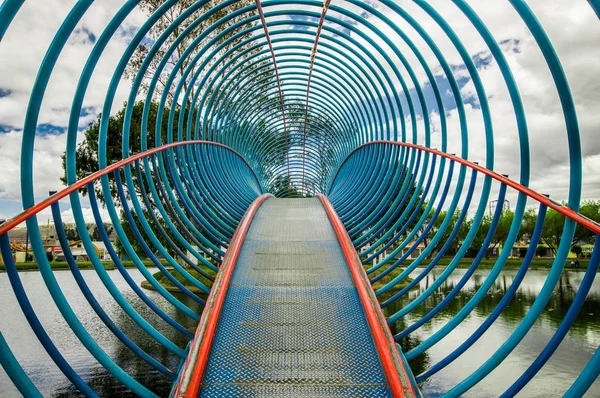 Kapalı bir yapay göl üzerinde renkli köprü görünümünü bir park orta içinde bulunan suda Cayambe'de şehir yansıması ile Ekvator