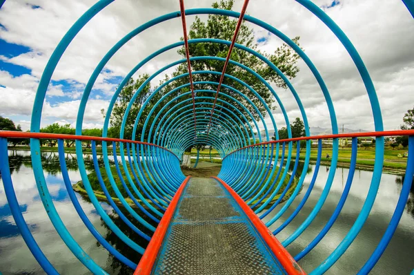 Kapalı bir yapay göl üzerinde renkli köprü görünümünü bir park orta içinde bulunan suda Cayambe'de şehir yansıması ile Ekvator