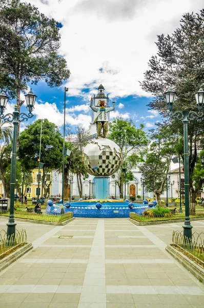 CAYAMBE, ECUADOR - 05 DE SEPTIEMBRE DE 2017: Monumento al hombre metálico sobre un planeta metálico, ubicado en un parque en la ciudad de Cayambe, Ecuador — Foto de Stock