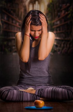 Anorexy acı, ağrı onun midesinde acı ve arka plan bulanık içinde mavi bir plaka üzerinde bir elma baktığı zaman kafasını her iki el ile dokunmak güzel ve yalnız kız