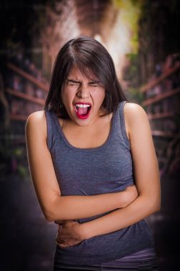 Arka plan bulanık midesinde acı acı acı anorexy güzel ve yalnız kız