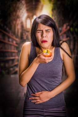 Anorexy acı, bir elma baktığı zaman onun midesinde acı ve iğrenç suratlarına arka plan bulanık yapıyor güzel ve yalnız kız