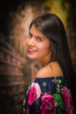 Anorexy acı, çiçek baskı ile bir bluz giyen ve arka plan bulanık kamera bakıyor güzel ve yalnız bir kız portresi