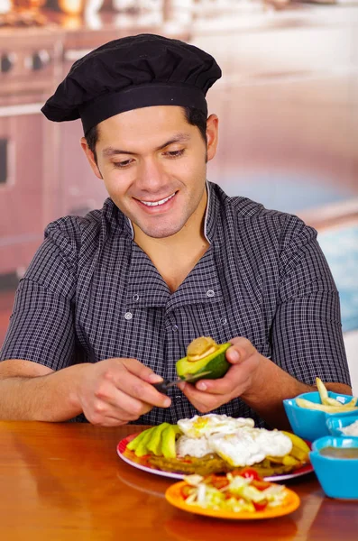 Man in de keuken koken gerecht, churrasco ecuatorian keuken — Stockfoto