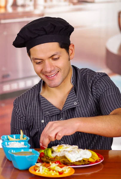 Souriant bel homme dans la cuisine manger un churrasco, cuisine de l'écuatorien — Photo