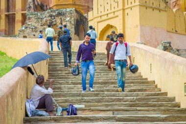 Jaipur, Hindistan - 19 Eylül 2017: açık havada ve yüksek sıcaklıklarda Jaipur, Hindistan sokaklarında bir şemsiye korumak tutan evsiz dowstairs yürüyüş tanımlanamayan kişi