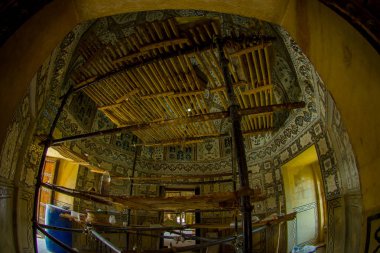 Amer, Hindistan - 19 Eylül 2017: Amer, sarayda bir remodeling veya Rajasthan, Hindistan, balık göz etkisi bulunan sarayda küçük sorunlarını giderme sürecinde bazı araçlar ile kapalı görünümünü