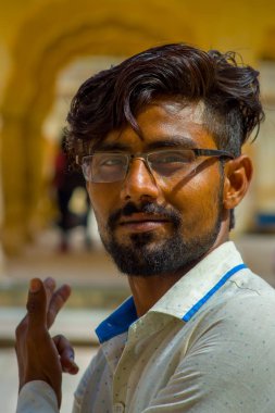 Amber, Hindistan - 19 Eylül 2017: Sakal ve gözlük sokaklarda Amber, Hindistan ile tanımlanamayan bir Hintli adam portresi