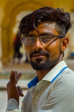 Amber, Hindistan - 19 Eylül 2017: Sakal ve gözlük sokaklarda Amber, Hindistan ile tanımlanamayan bir Hintli adam portresi