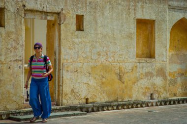 Amber, Hindistan - 19 Eylül 2017: Amber, elinde bir kamera ile Hindistan yürüyen kimliği belirsiz kadın yakın çekim