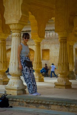 Amber, Hindistan - 19 Eylül 2017: kimliği belirsiz kadının içinde bir sütun bir binada yüksek temperatues üzerinden Amber, Hindistan sokaklarında dinlenme kapat