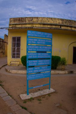 Amer, Hindistan - 19 Eylül 2017: Yakınındaki bilgilendirici tabelaya Amer, Rajasthan, Hindistan yer alan Amber Fort Sarayı, sarayda girin