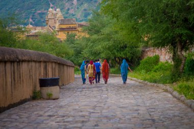Amer, Hindistan - 19 Eylül 2017: Amber Fort Jaipur, Rajasthan, Hindistan içinde şehirde sarhoş bir yolda yürürken tanımlanamayan kişi
