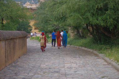 Amer, Hindistan - 19 Eylül 2017: Amber Fort Jaipur, Rajasthan, Hindistan içinde şehirde sarhoş bir yolda yürürken tanımlanamayan kişi