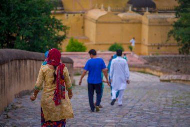 Amer, Hindistan - 19 Eylül 2017: Amber Fort Jaipur, Rajasthan, Hindistan içinde şehirde sarhoş bir yolda yürürken tanımlanamayan kişi