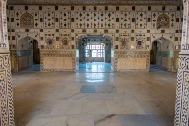 Amber, Hindistan - 19 Eylül 2017: Güzel iç Babür mimari detaylar Amber Fort saray Hindistan içinde