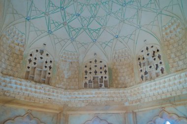 Amer, Hindistan - 19 Eylül 2017: Güzel oyma tavan Amber Fort Jaipur, Rajasthan yakınındaki