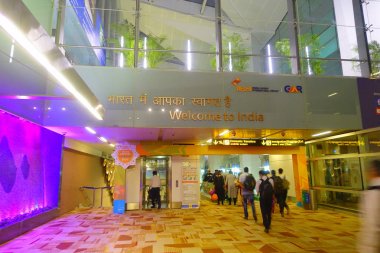 Delhi, Hindistan - 19 Eylül 2017: Hindistan Delhi Uluslararası Havaalanı için gelen kimliği belirsiz, Indira Gandhi Havalimanı dünyanın en yoğun 32th kişidir