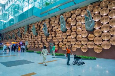 Delhi, Hindistan - 19 Eylül 2017: yakınındaki Mudras veya el hareketleri Indira Gandhi Uluslararası Havalimanı Yeni Delhi Unidentifed insanlar. Ülkenin en işlek Havaalanı havaalanıdır