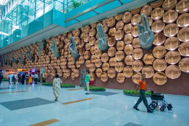 Delhi, Hindistan - 19 Eylül 2017: yakınındaki Mudras veya el hareketleri Indira Gandhi Uluslararası Havalimanı Yeni Delhi Unidentifed insanlar. Ülkenin en işlek Havaalanı havaalanıdır