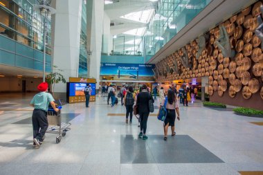 Delhi, Hindistan - 19 Eylül 2017: yakınındaki Mudras veya el hareketleri Indira Gandhi Uluslararası Havalimanı Yeni Delhi Unidentifed insanlar. Ülkenin en işlek Havaalanı havaalanıdır