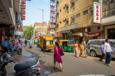 Delhi, Hindistan - 19 Eylül 2017: Meşgul Hint sokak pazar Yeni Delhi, Hindistan. Delhis nüfus 18 milyonu aştı