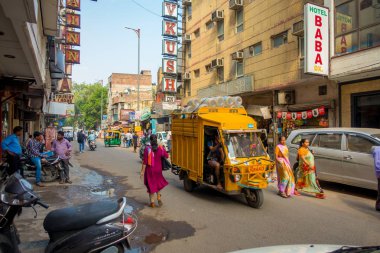 Delhi, Hindistan - 19 Eylül 2017: Meşgul Hint sokak pazar Yeni Delhi, Hindistan. Delhis nüfus 18 milyonu aştı