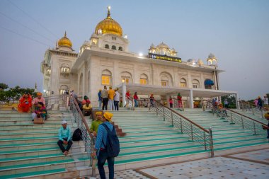 Delhi, Hindistan - 19 Eylül 2017: yukarı ve dowstairs ünlü Sih gurdwara altın tapınak Harmandir Sahib Hindistan yürüyüş tanımlanamayan kişi