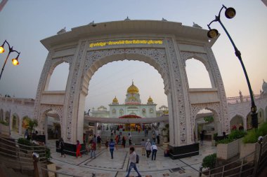 Delhi, Hindistan - 19 Eylül 2017: Tanımlanamayan insanlara Gurudwara Bangla Sahib Sih Tapınağı, kemer Yeni Delhi, Hindistan, balık göz etkisi girin