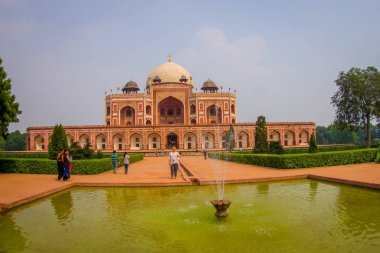 Delhi, Hindistan - 19 Eylül 2017: Hümayun s mezar, yapay bir su birikintisi önünde Delhi, Hindistan ile güzel manzarasına. UNESCO dünya mirası, Babür İmparatoru Hümayun, Balık Türbesi olduğunu