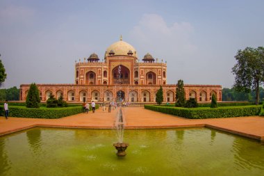 Delhi, Hindistan - 19 Eylül 2017: Hümayun s mezar, yapay bir su birikintisi önünde Delhi, Hindistan ile güzel manzarasına. UNESCO dünya mirası, Babür İmparatoru Hümayun, Balık Türbesi olduğunu