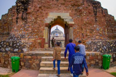 Delhi, Hindistan - 19 Eylül 2017: Humayuns mezar Delhi, Hindistan karmaşık ISA Khan kabrinde için sarhoş bir geçiş kimliği belirsiz kişi girin. İlk Bahçe mezar üzerinde Hint Humayuns mezar oldu