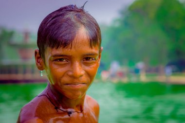 Delhi, Hindistan - 16 Eylül 2017: Portre kadar kimliği belirsiz gülümseyen Hint çocuğun kamera Delhi'deki bakarak