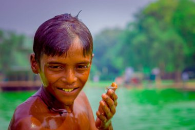 Delhi, Hindistan - 16 Eylül 2017: Portre kadar kimliği belirsiz gülümseyen Hint çocuğun kamera Delhi'deki bakarak