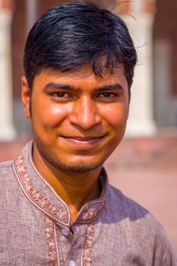 Delhi, Hindistan - 27 Eylül 2017: Kamera arka plan bulanık Jama Mescidi Camii Delhi, Hindistan tapınakta içinde bakarak yakışıklı bir adam portresi