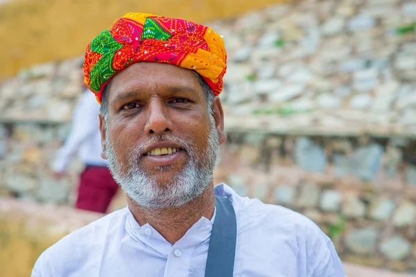 Jaipur, Inde - Le 19 septembre 2017 : Portrait d'un Indien non identifié avec une barbe et un chapeau dans les rues de Jaipur, en Inde — Photo