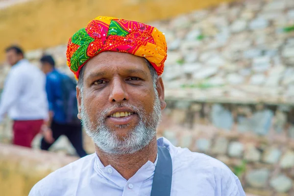 Jaipur, Indie - 19 września 2017: Portret niezidentyfikowany mężczyzna Indian z brodą i coorful kapelusz na ulicach, Jaipur, Indie — Zdjęcie stockowe