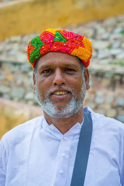 Jaipur, Inde - Le 19 septembre 2017 : Portrait d'un Indien non identifié avec une barbe et un chapeau dans les rues de Jaipur, en Inde — Photo