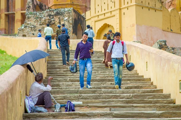 Jaipur, Hindistan - 19 Eylül 2017: açık havada ve yüksek sıcaklıklarda Jaipur, Hindistan sokaklarında bir şemsiye korumak tutan evsiz dowstairs yürüyüş tanımlanamayan kişi