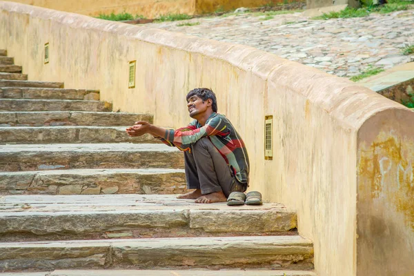 Jaipur, India - 19 September, 2017:Homeless vragen om geld in de strairs bij hoge temperaturen in de straten van Jaipur, India — Stockfoto