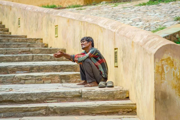 Jaipur, India - 19 September 2017: Daklozen vragen om geld in de strairs bij hoge temperaturen in de straten van Jaipur, India — Stockfoto