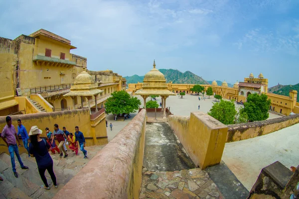 Amer, India - 19 September 2017: Niet-geïdentificeerde mensen lopen in de plaza en genieten van het prachtige uitzicht van de oude structuur binnenkant van het paleis in Amber Fort, gelegen in de Amer, Rajasthan, India — Stockfoto