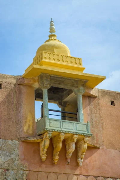 Amer, India - 19 de septiembre de 2017: Hermosa vista de un balcón con una cúpula amarilla en el palacio de Amber Fort, ubicado en Amer, Rajastán, India — Foto de Stock